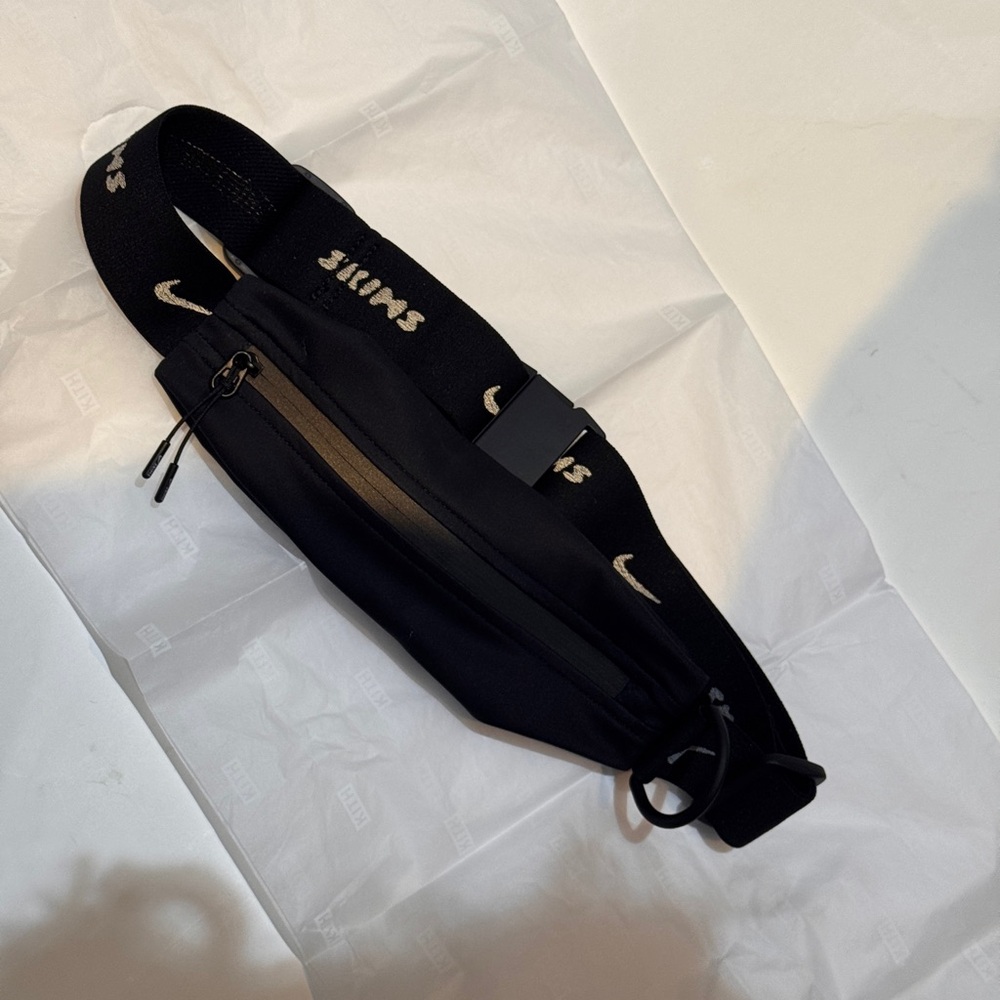 SKIMS Nike Waist Purse - Picture 3 of 7
